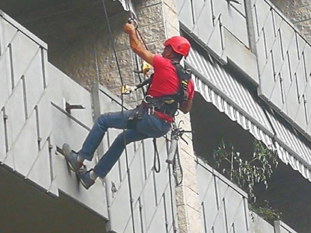 Lavori di edilizia su fune o corda