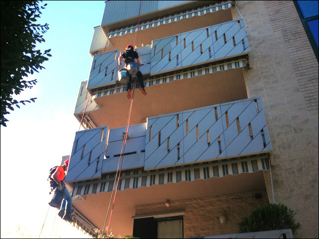 Lavori di edilizia acrobatica su fune o corda