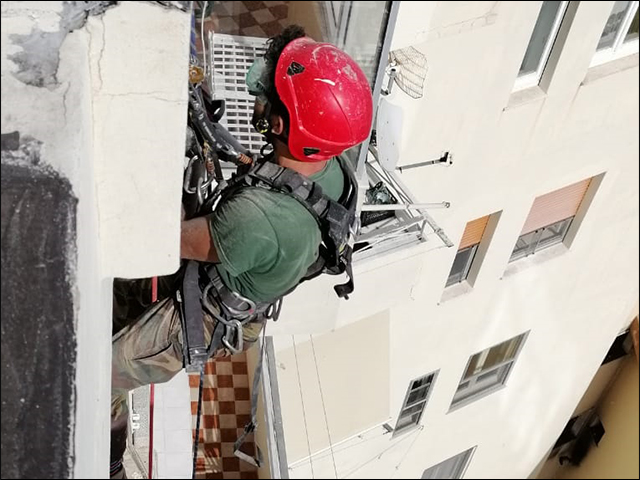 Lavoro in edilizia acrobatica - Messa in Sicurezza Cornicioni