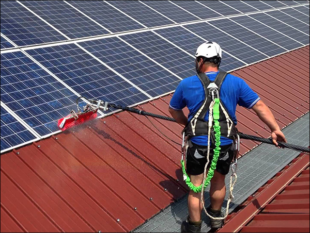 Lavoro in edilizia acrobatica - Pulizia Pannelli Fotovoltaici