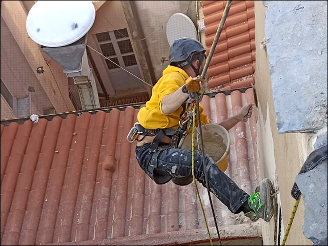 Lavoro in edilizia acrobatica - Pulizia Vetrate