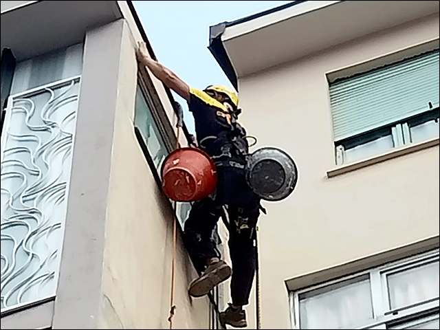Lavoro in edilizia acrobatica - Ripristino cornicione